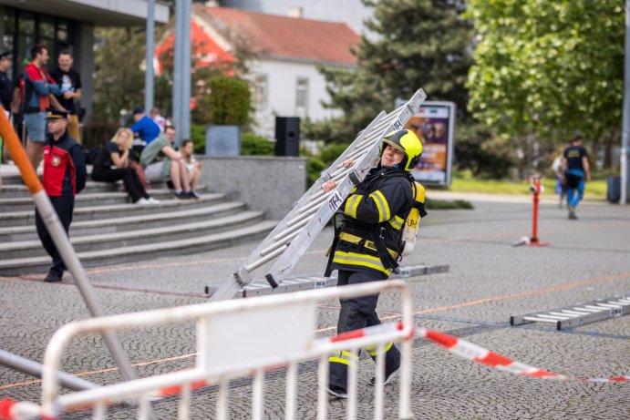 	Krajská budova opět posloužila hasičům v soutěži Nejtvrdší hasič přežije