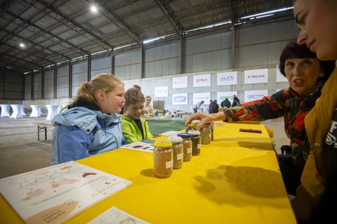 Haňovice ukázaly veřejnosti nový kravín s robotickou stájí