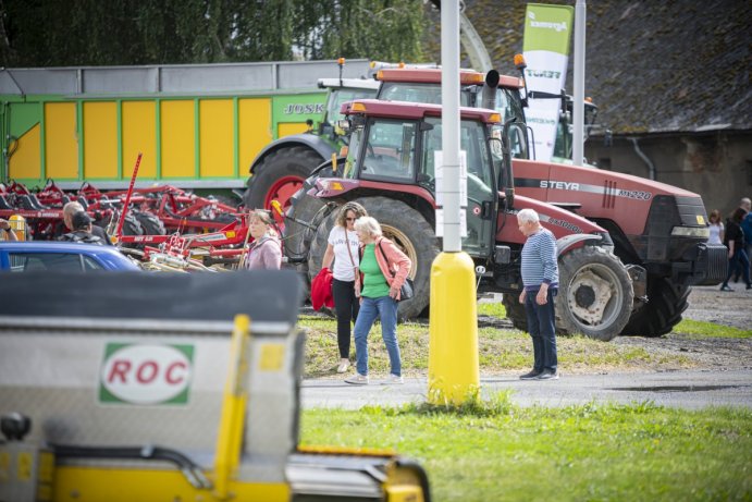 Haňovice ukázaly veřejnosti nový kravín s robotickou stájí