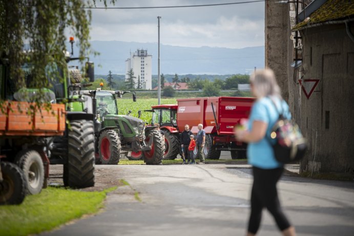 Haňovice ukázaly veřejnosti nový kravín s robotickou stájí