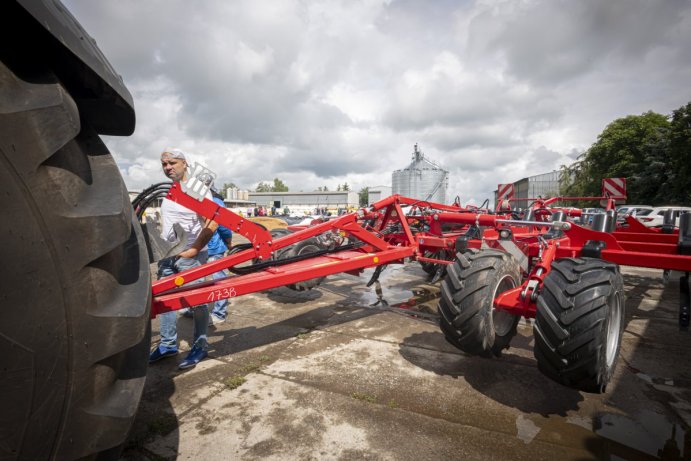 Haňovice ukázaly veřejnosti nový kravín s robotickou stájí