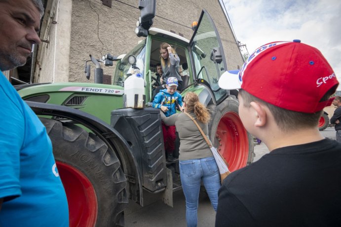 Haňovice ukázaly veřejnosti nový kravín s robotickou stájí