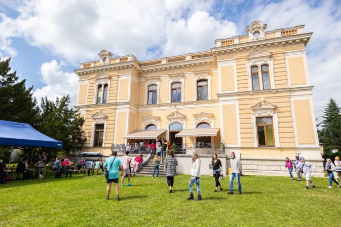 Klíč otevřel své brány. Uspořádal zahradní slavnost