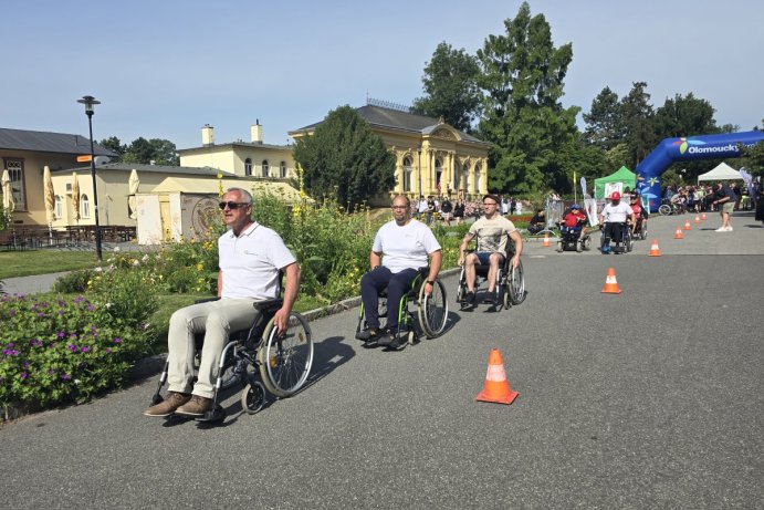 Olomouckou Florou jezdili lidé štafetu na vozíku