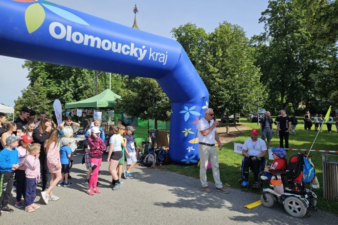 Olomouckou Florou jezdili lidé štafetu na vozíku