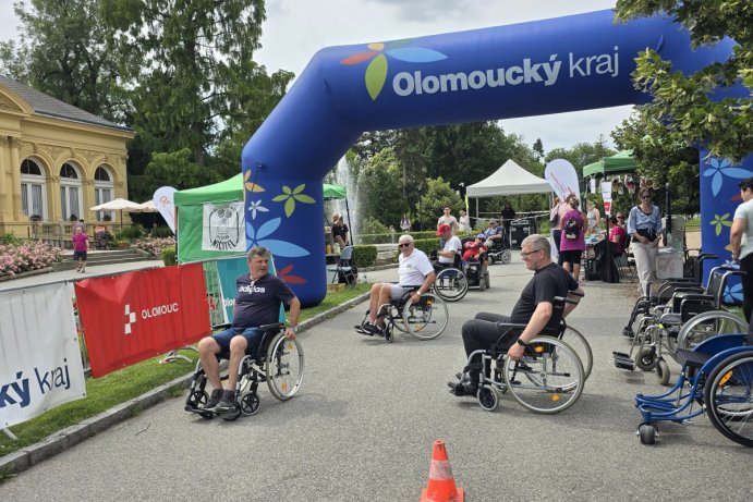 Olomouckou Florou jezdili lidé štafetu na vozíku