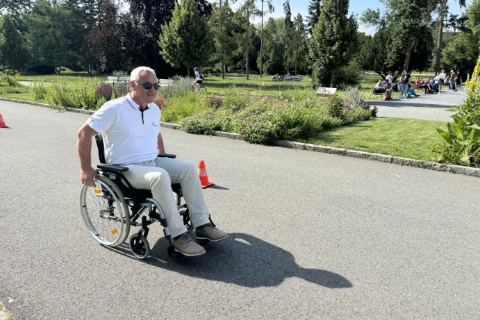 Olomouckou Florou jezdili lidé štafetu na vozíku