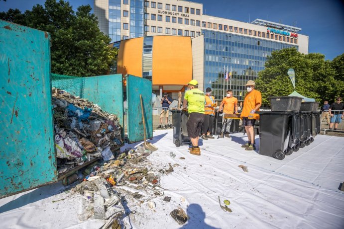 Téměř polovina odpadu v černých popelnicích měla být jinde, ukázal rozbor před úřadem