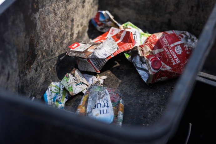 Téměř polovina odpadu v černých popelnicích měla být jinde, ukázal rozbor před úřadem