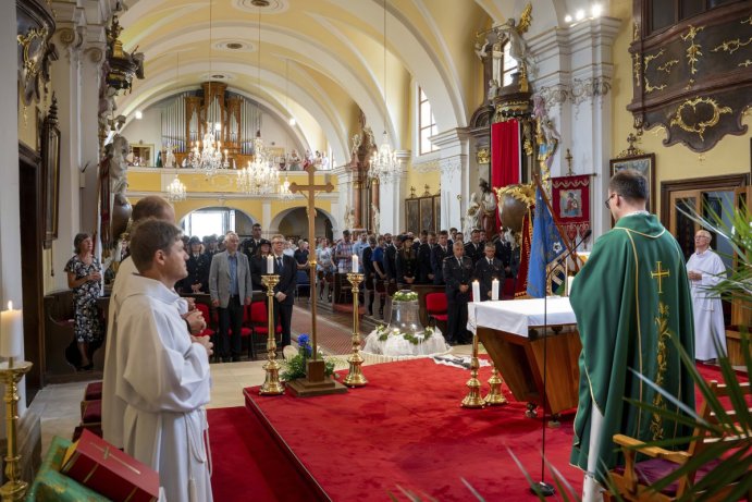 V Dřevohosticích mají nový zvon. Bije od hasičské slavnosti