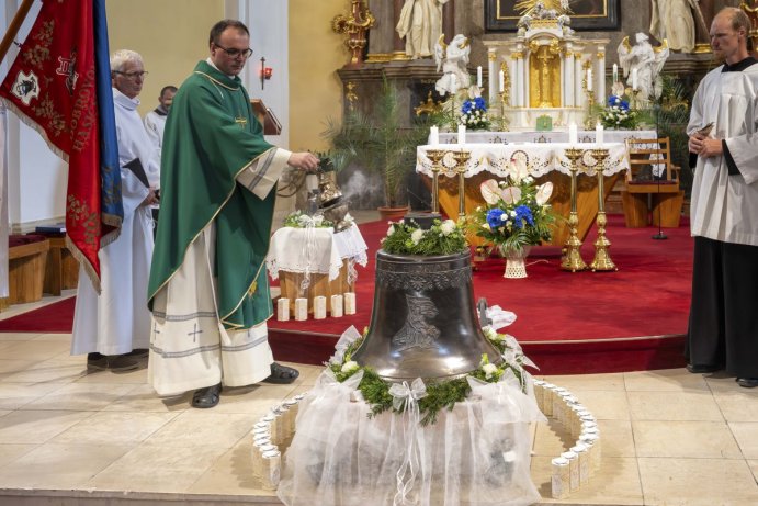 V Dřevohosticích mají nový zvon. Bije od hasičské slavnosti