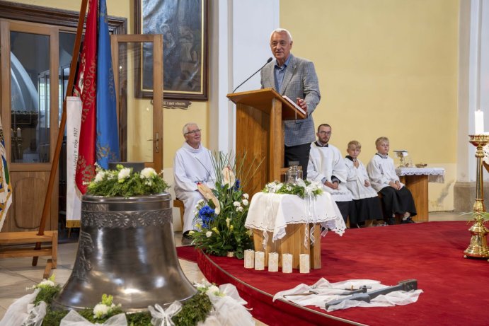 V Dřevohosticích mají nový zvon. Bije od hasičské slavnosti