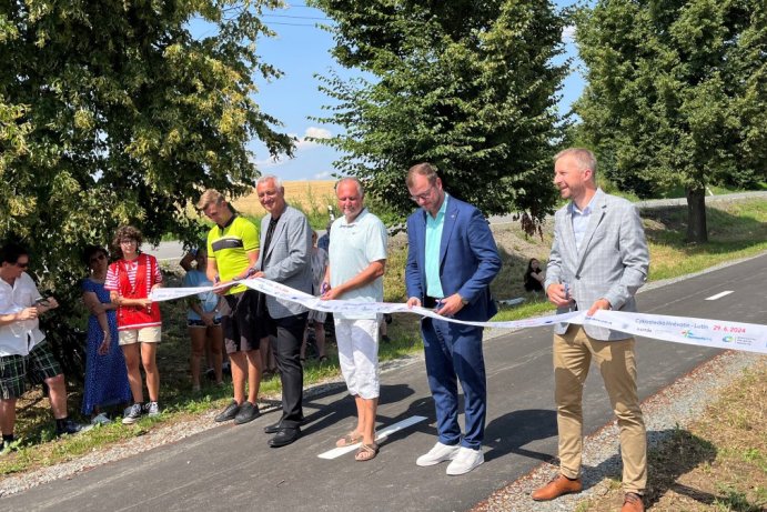 Cyklisté se projíždějí po nové cyklostezce. Vede z Hněvotína do Lutína