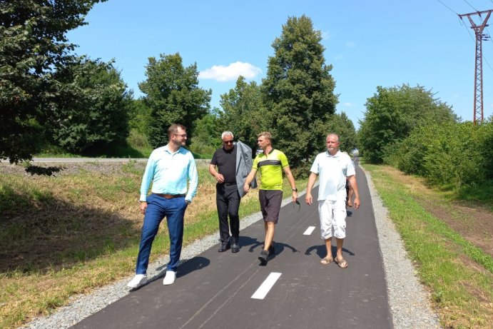 Cyklisté se projíždějí po nové cyklostezce. Vede z Hněvotína do Lutína