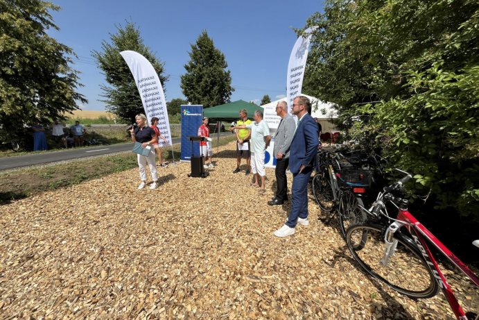 Cyklisté se projíždějí po nové cyklostezce. Vede z Hněvotína do Lutína