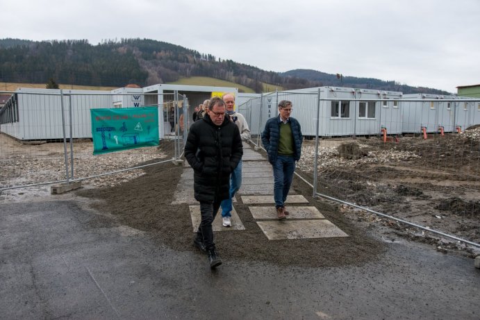 Školáci v České Vsi mají dočasnou školu z modulárních kontejnerů