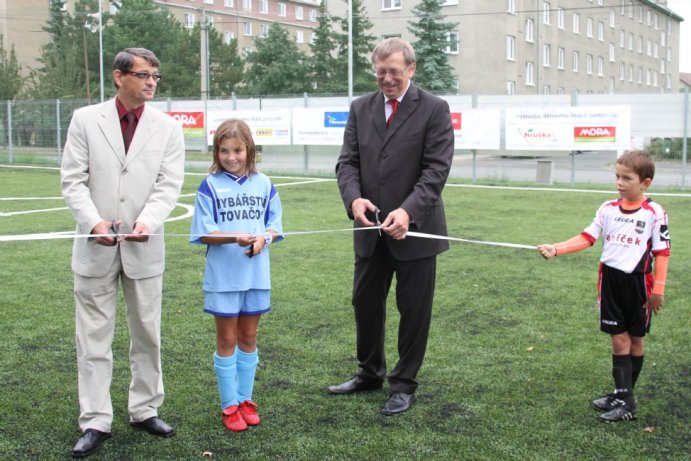 Slavnostní přestřižení pásky nového hřiště s umělým povrchem