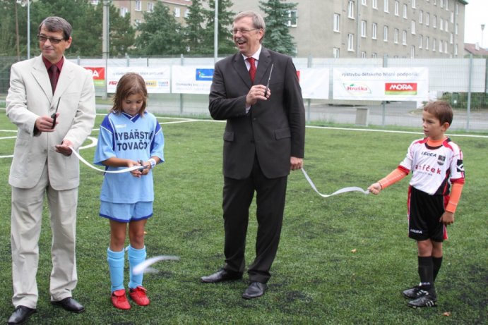 Slavnostní přestřižení pásky nového hřiště s umělým povrchem