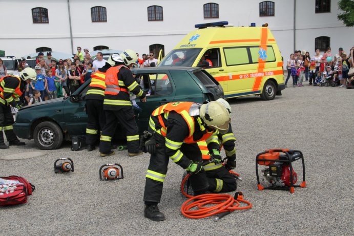 Hejtman Rozbořil pokřtil knihu o dobrovolných hasičích Olomouckého kraje