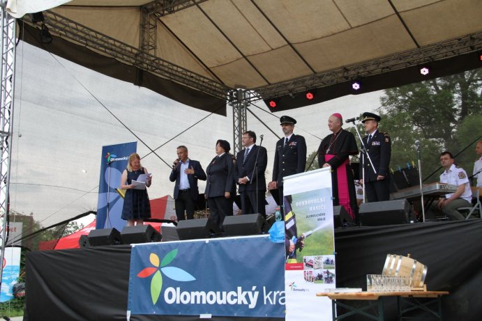 Hejtman Rozbořil pokřtil knihu o dobrovolných hasičích Olomouckého kraje