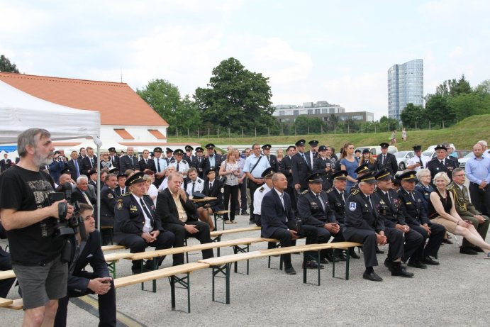 Hejtman Rozbořil pokřtil knihu o dobrovolných hasičích Olomouckého kraje