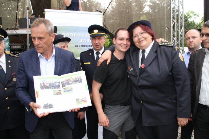 Hejtman Rozbořil pokřtil knihu o dobrovolných hasičích Olomouckého kraje