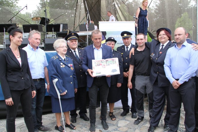 Hejtman Rozbořil pokřtil knihu o dobrovolných hasičích Olomouckého kraje