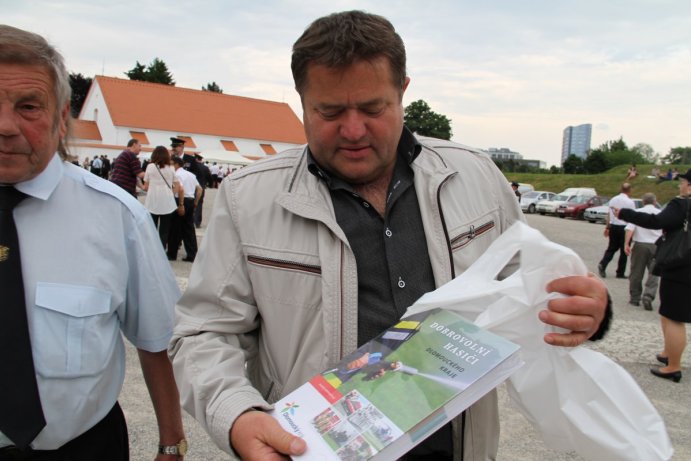 Hejtman Rozbořil pokřtil knihu o dobrovolných hasičích Olomouckého kraje