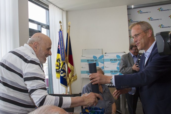 Olomoucký kraj podpořil válečné veterány a politické vězně