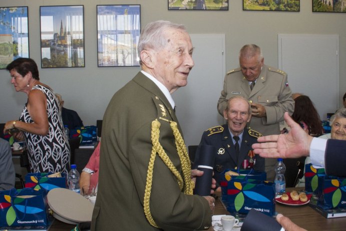 Olomoucký kraj podpořil válečné veterány a politické vězně