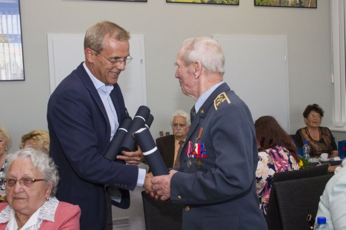 Olomoucký kraj podpořil válečné veterány a politické vězně