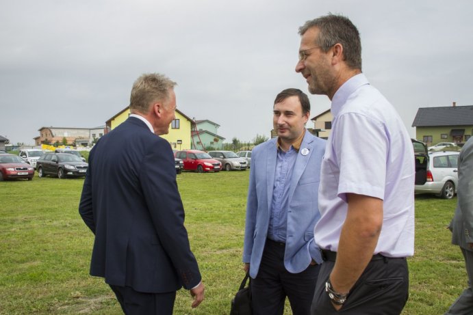 Hněvotín převzal zlatou stuhu za vítězství v krajském kole soutěže Vesnice roku