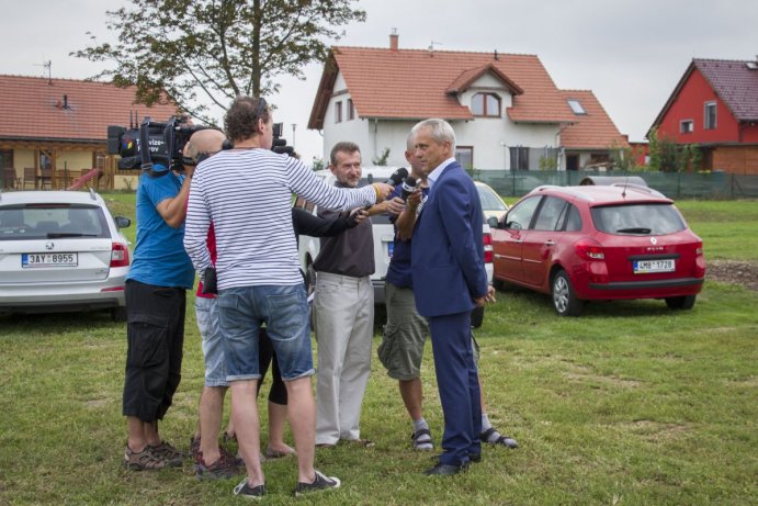 Hněvotín převzal zlatou stuhu za vítězství v krajském kole soutěže Vesnice roku