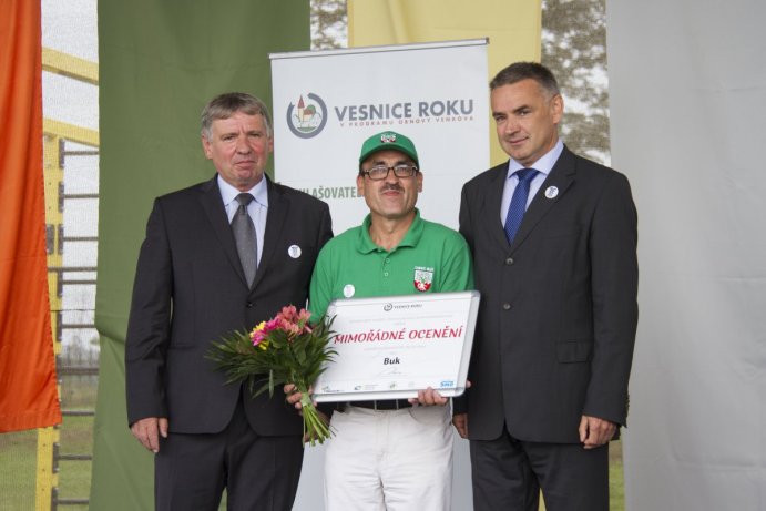 Hněvotín převzal zlatou stuhu za vítězství v krajském kole soutěže Vesnice roku