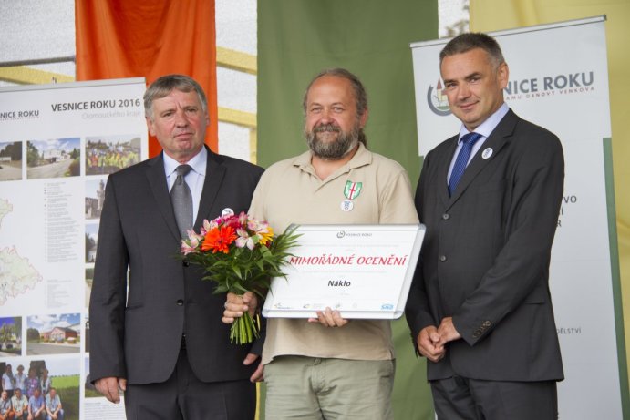 Hněvotín převzal zlatou stuhu za vítězství v krajském kole soutěže Vesnice roku