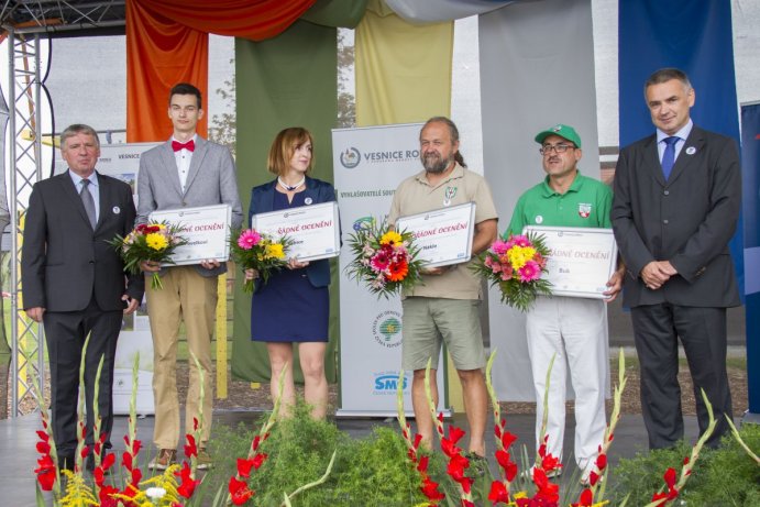 Hněvotín převzal zlatou stuhu za vítězství v krajském kole soutěže Vesnice roku