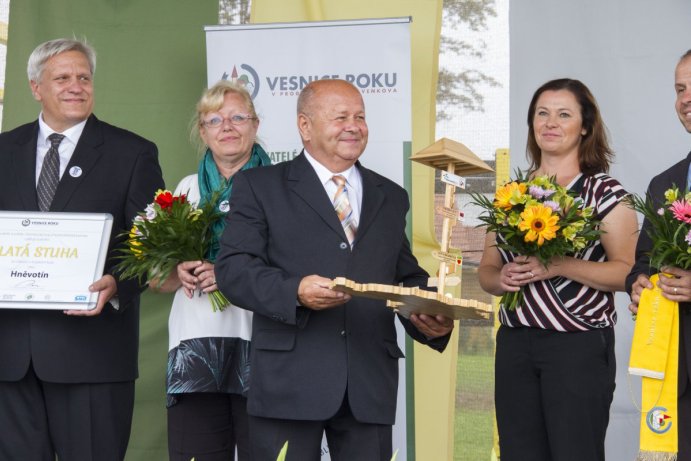 Hněvotín převzal zlatou stuhu za vítězství v krajském kole soutěže Vesnice roku