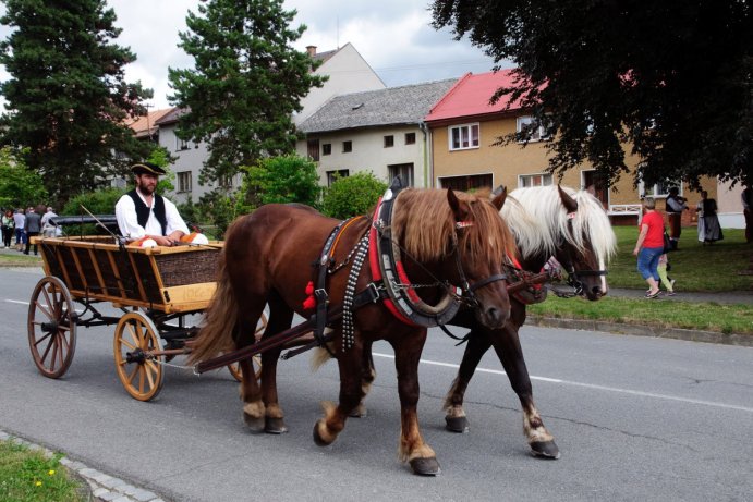 V Doloplazech proběhla tradiční Jízda králů