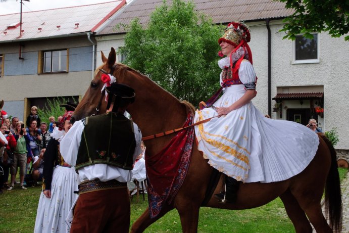 V Doloplazech proběhla tradiční Jízda králů