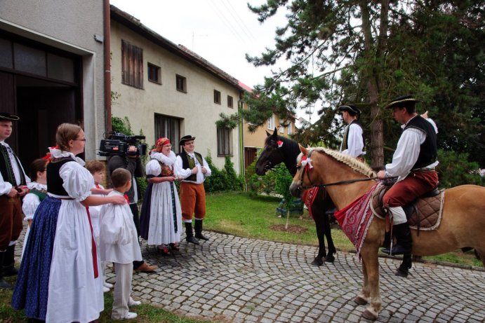 V Doloplazech proběhla tradiční Jízda králů