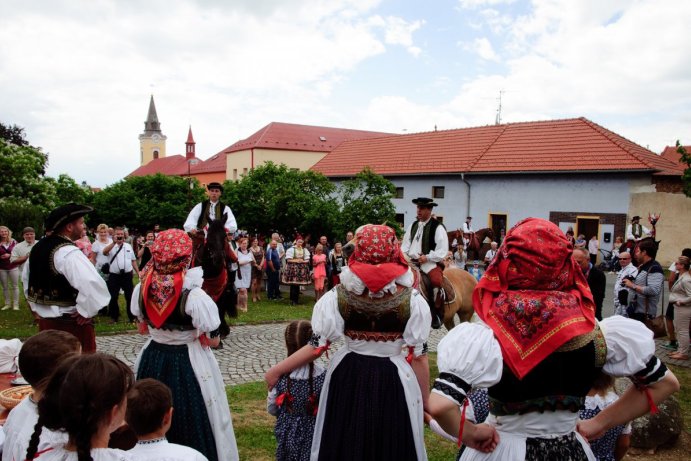 V Doloplazech proběhla tradiční Jízda králů