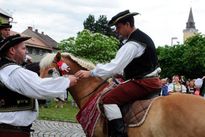 V Doloplazech proběhla tradiční Jízda králů