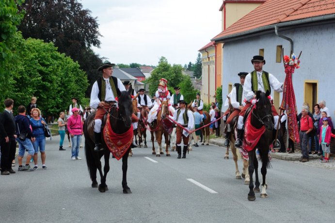 V Doloplazech proběhla tradiční Jízda králů