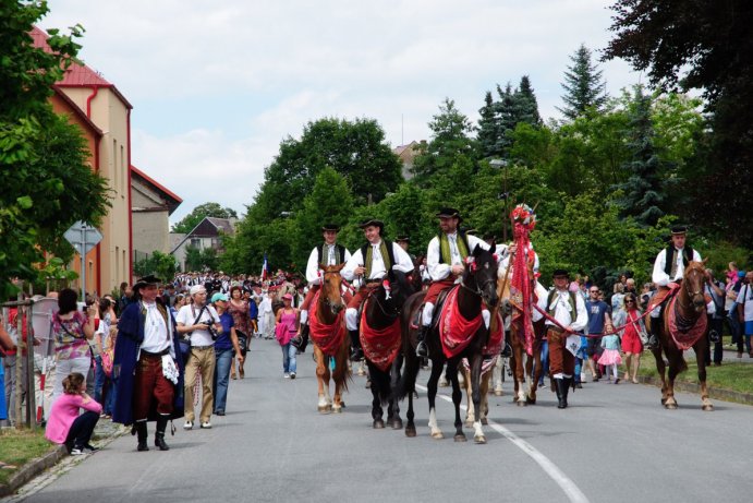 V Doloplazech proběhla tradiční Jízda králů