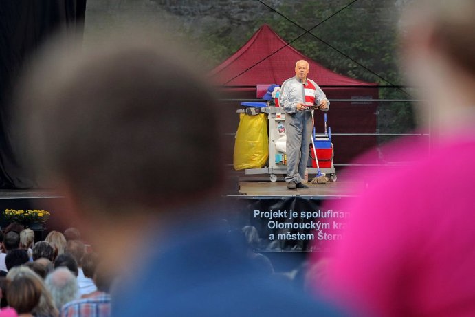 Hejtman Ladislav Okleštěk předal šek nadaci Šance 