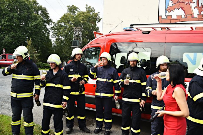 Hejtman Ladislav Okleštěk pokřtil nový automobil jednotky SDH v Majetíně