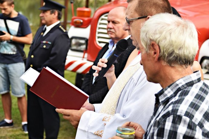 Hejtman Ladislav Okleštěk pokřtil nový automobil jednotky SDH v Majetíně