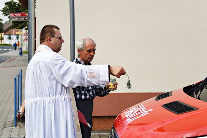 Hejtman Ladislav Okleštěk pokřtil nový automobil jednotky SDH v Majetíně