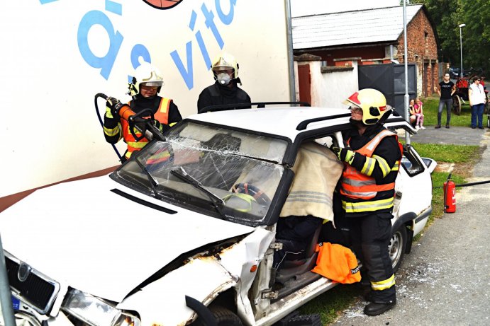 Hejtman Ladislav Okleštěk pokřtil nový automobil jednotky SDH v Majetíně