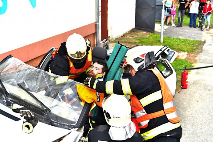 Hejtman Ladislav Okleštěk pokřtil nový automobil jednotky SDH v Majetíně